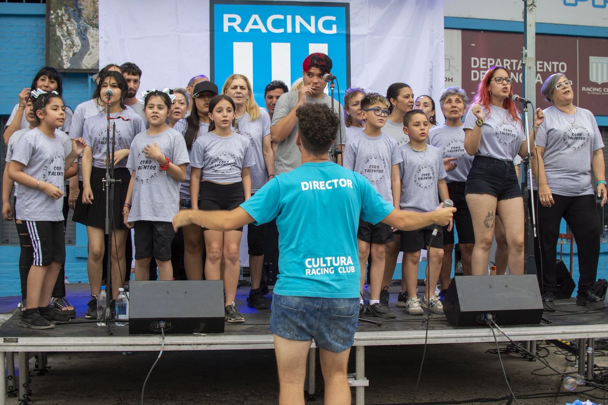 DptoCultEHistRC's tweet photo. Ayer fuimos parte del #RacingFest. Junto a @truco_asart los socios e hinchas pudieron jugar al truco. Y al finalizar el evento, nuestro coro brindó nuevamente un gran show. https://t.co/oVC0AO2fTe