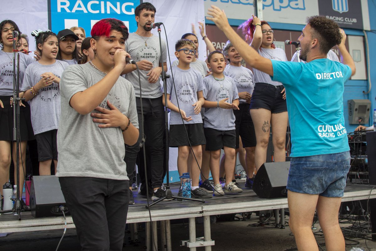 DptoCultEHistRC's tweet photo. Ayer fuimos parte del #RacingFest. Junto a @truco_asart los socios e hinchas pudieron jugar al truco. Y al finalizar el evento, nuestro coro brindó nuevamente un gran show. https://t.co/oVC0AO2fTe