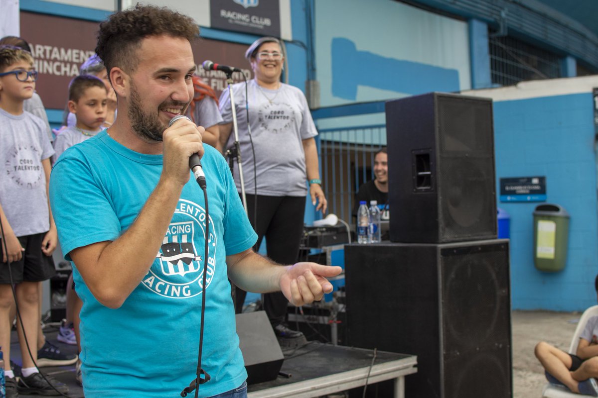 DptoCultEHistRC's tweet photo. Ayer fuimos parte del #RacingFest. Junto a @truco_asart los socios e hinchas pudieron jugar al truco. Y al finalizar el evento, nuestro coro brindó nuevamente un gran show. https://t.co/oVC0AO2fTe