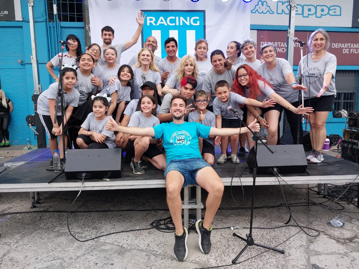 DptoCultEHistRC's tweet photo. Ayer fuimos parte del #RacingFest. Junto a @truco_asart los socios e hinchas pudieron jugar al truco. Y al finalizar el evento, nuestro coro brindó nuevamente un gran show. https://t.co/oVC0AO2fTe