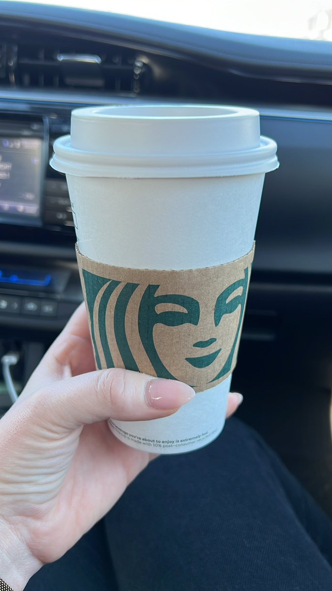 MissVictoriaa93's tweet photo. Orders holiday beverage - doesn’t get holiday cup. WHERE’S MY CHEER @Starbucks 😭 https://t.co/nnKq5IA10i