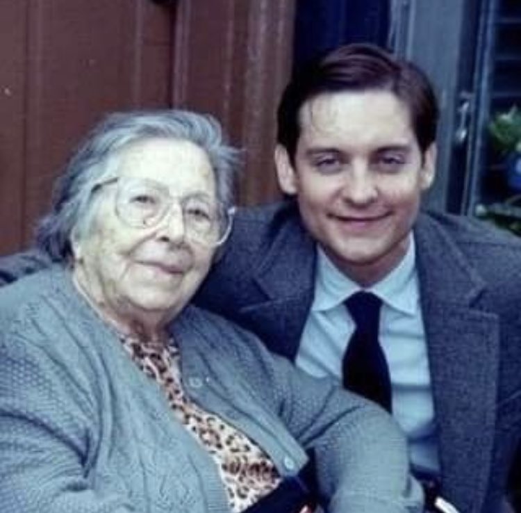RT @TobeyGifs: Tobey Maguire with a fan photo on set of Spider-Man 3 (2007) https://t.co/FCeKBCXGJo