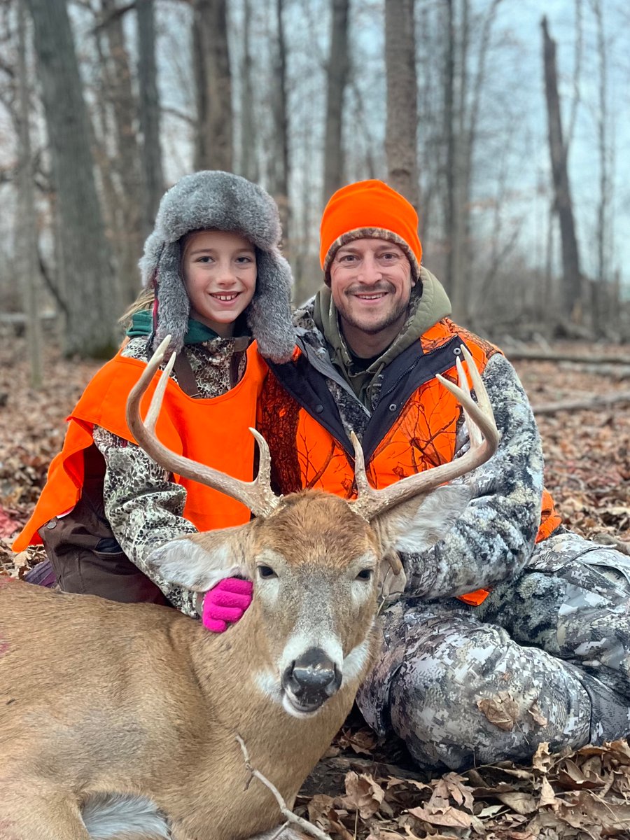 SandorCondor's tweet photo. Maggie Moose Dropped the hammer on a great buck last night! https://t.co/Tk96FsT9Hz