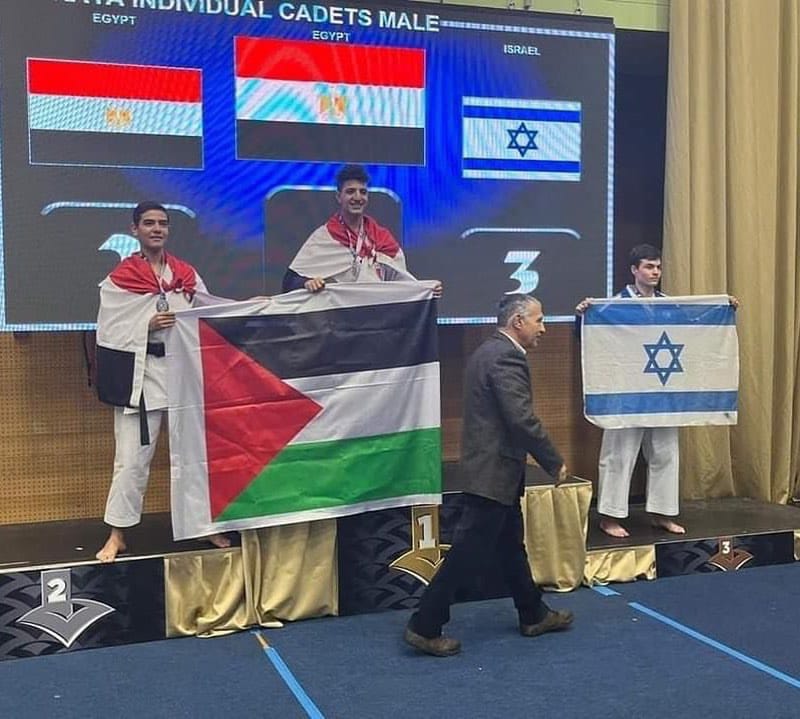 copasolpa's tweet image. Jugadores egipcios de karate levantan la bandera de Palestina después de llevarse el primer y segundo lugar  en el Campeonato mundial junior de Eslovenia 2022 #palestinalibre🇵🇸🇵🇦