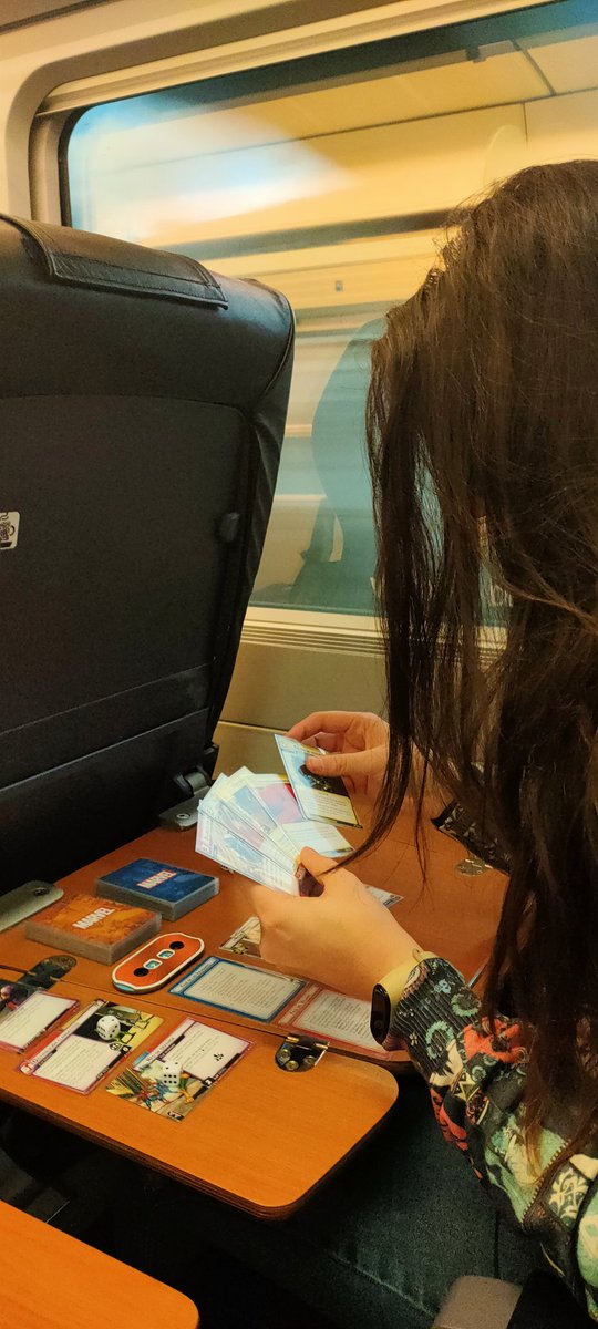 Creo que regreso a casa con ganas de jugar. Las DAU han dado para poco juego, pero para mucho cachondeo.

#boardgames #DAU2022 #Ave