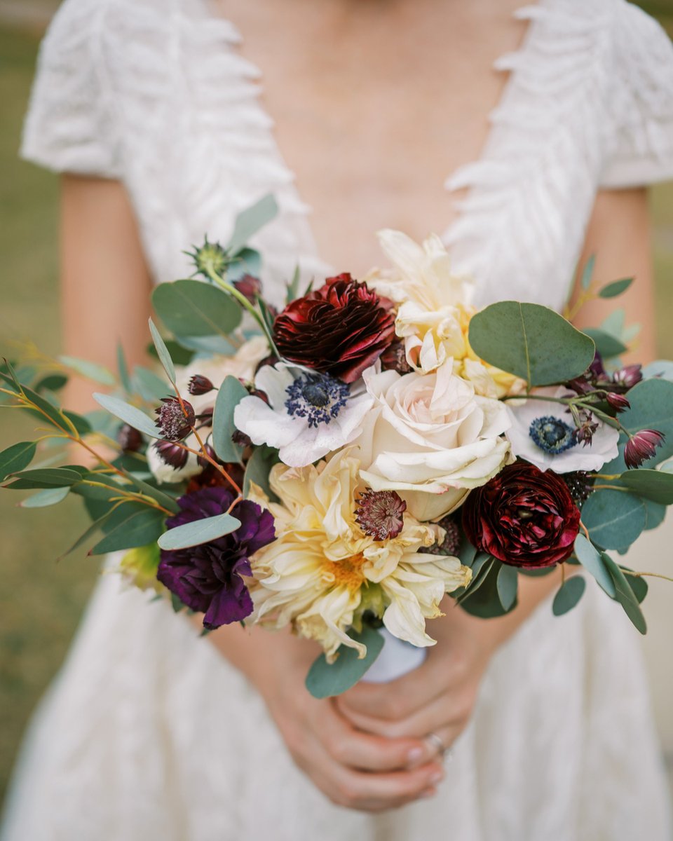 The perfection of Fall in a bouquet. @larsonfloralco 

#florist #nashvilleflorist #nashvillewedding #weddingphotography #weddingphotos #photographer #weddingphotographer #nashvilltn #nashville