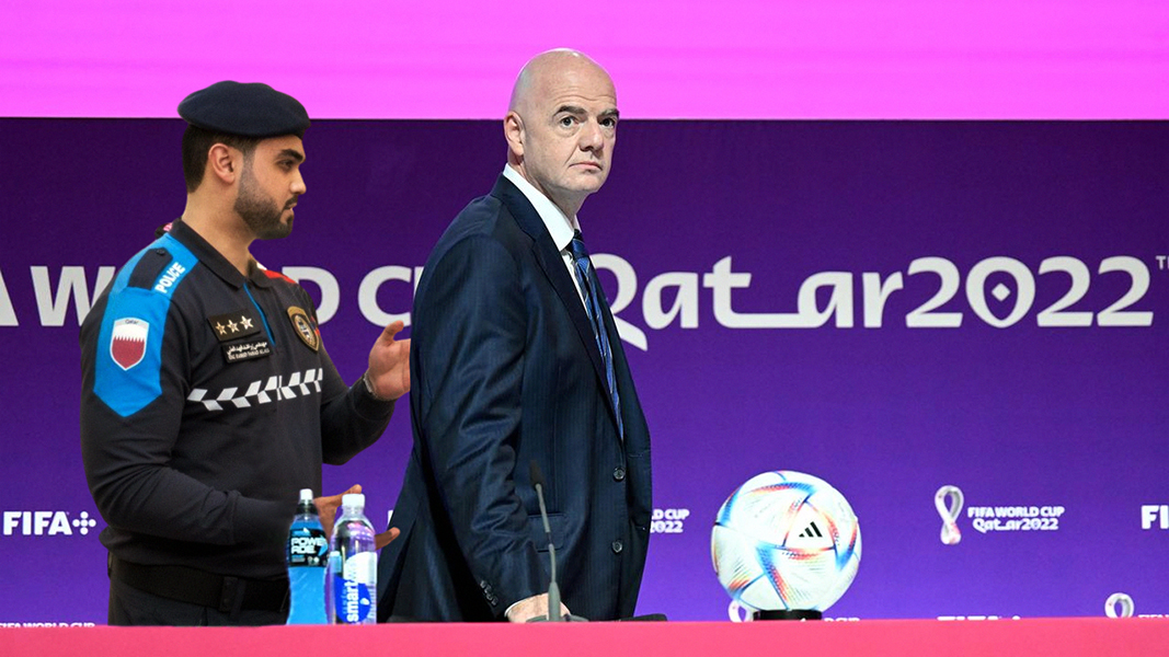 dergazetteur's tweet photo. Nachdem er erklärt hat, dass er schwul ist: FIFA-Chef Infantino von katarischer Polizei festgenommen #QatarWorldCup2022 https://t.co/mvMrHBxEQz