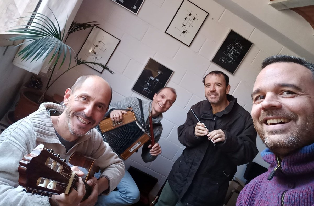 Avui hem assajat! Estem preparant el ball del pròxim <a href="/divendresrei/">Divendres a la plaça del Rei</a> . 
Us hi esperem!