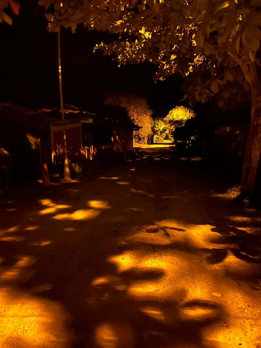 alcaldiaptoboy's tweet photo. En El Ermitaño las calles pasaron de ser oscuras a estar totalmente iluminadas con bombillos LED💡✅ También hemos trabajado el alumbrado público en otras veredas como: Cruce Palagua, Puerto Niño, KM 1 y Medio, Km 2 y Medio, El Marfil y Las Pavitas🤝🏻 #PuertoBoyacáPrimero https://t.co/cEA7H3MHaS