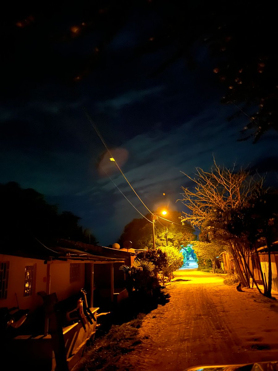 alcaldiaptoboy's tweet photo. En El Ermitaño las calles pasaron de ser oscuras a estar totalmente iluminadas con bombillos LED💡✅ También hemos trabajado el alumbrado público en otras veredas como: Cruce Palagua, Puerto Niño, KM 1 y Medio, Km 2 y Medio, El Marfil y Las Pavitas🤝🏻 #PuertoBoyacáPrimero https://t.co/cEA7H3MHaS