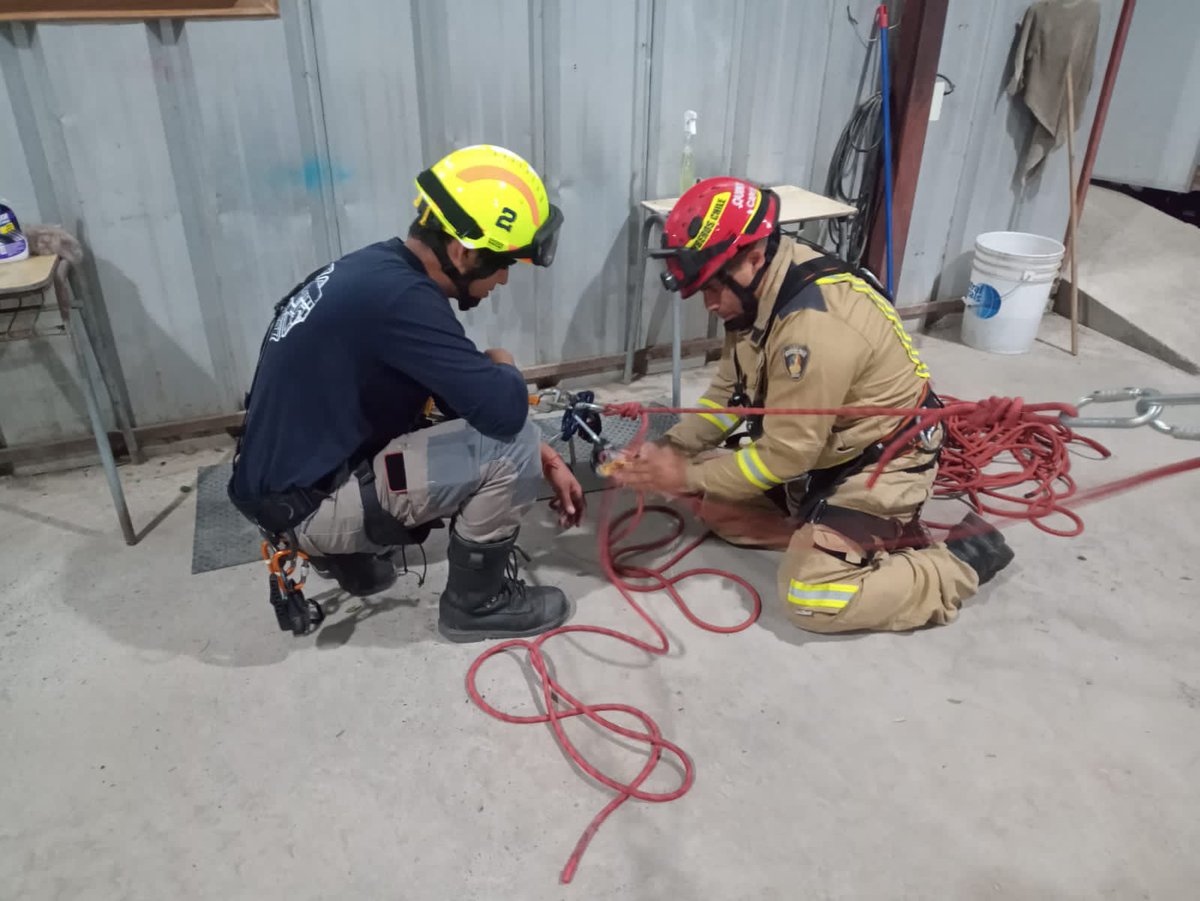 Quinta_Bollenar's tweet photo. El pasado miércoles, nuestra compañía realizó academia de “Nudos y Cuerdas”, a cargo del Capitán Claudio Negrete Hernández y la colaboración de los voluntarios de la Segunda Compañía, los señores Juan Meza, Eduardo Retamales y Rodrigo Valdivia. 👨🏻‍🚒 🧑🏻‍🚒 🚒 https://t.co/KMyKjXDtZC