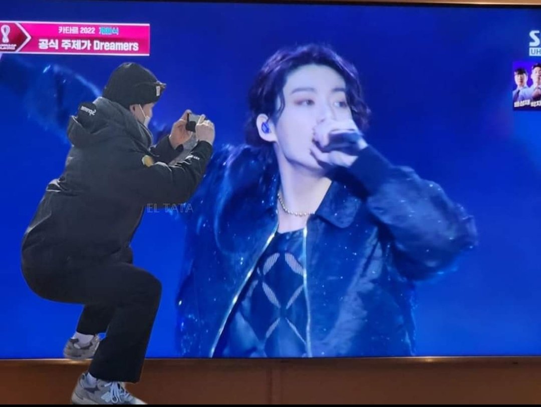 namutws's tweet photo. Los BTS cuando Jungkook salió a cantar Dreamers en el Mundial. https://t.co/W20OpfNeC8
