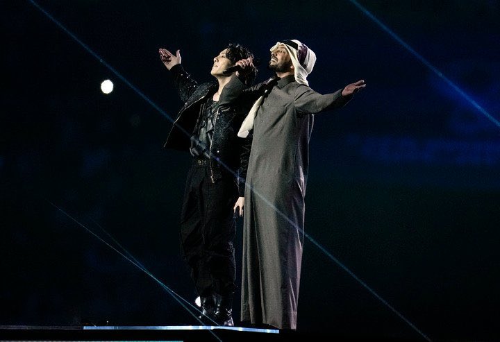 dulcetbangtan's tweet photo. @PeninsulaQatar i just realised that Jungkook went “Fahad!” as Fahad entered singing his part. So nice of Jungkook. The friendship &amp; solidarity across cultures is lovely to see 🥺 

Phenomenal World Star Jeon Jungkook 🥹 His stage presence is spectacular. His voice is beautiful &amp; versatile. 💜 https://t.co/cGMfocFwVO