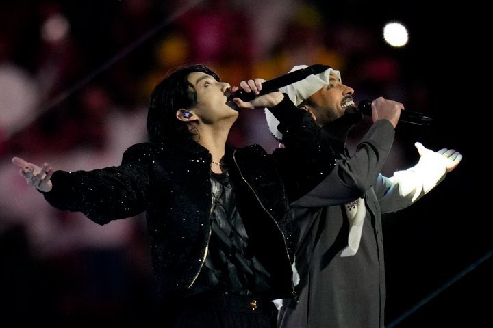 dulcetbangtan's tweet photo. @PeninsulaQatar i just realised that Jungkook went “Fahad!” as Fahad entered singing his part. So nice of Jungkook. The friendship &amp; solidarity across cultures is lovely to see 🥺 

Phenomenal World Star Jeon Jungkook 🥹 His stage presence is spectacular. His voice is beautiful &amp; versatile. 💜 https://t.co/cGMfocFwVO