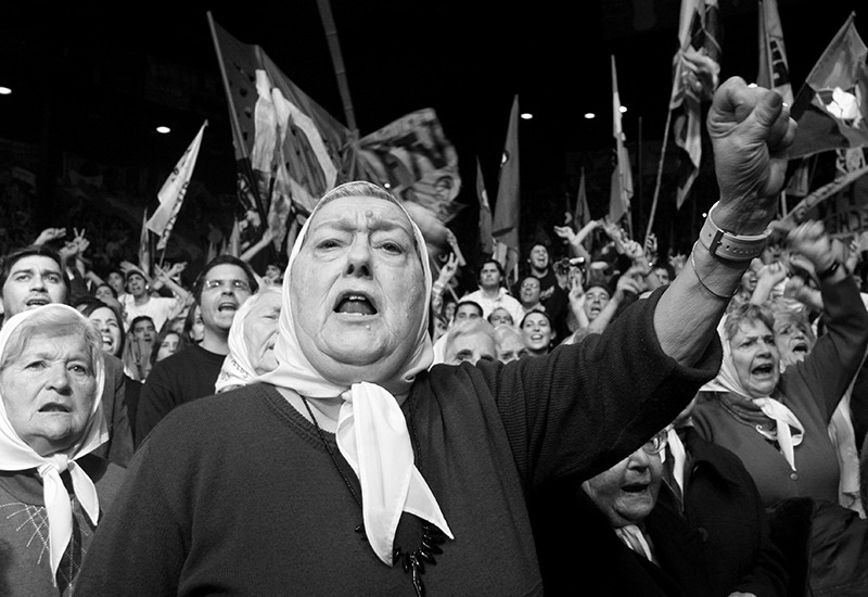 4tComite's tweet photo. Hoy el mundo es un poco más frío. Una de las llamas que han guiado los pasos de la dignidad y de la fuerza se apagó.

Hoy nos dijo adiós Hebe de Bonafini, madre buscadora de la Argentina y fundadora de la asociación de las madres de plaza de mayo. https://t.co/lUVNgxWXzA