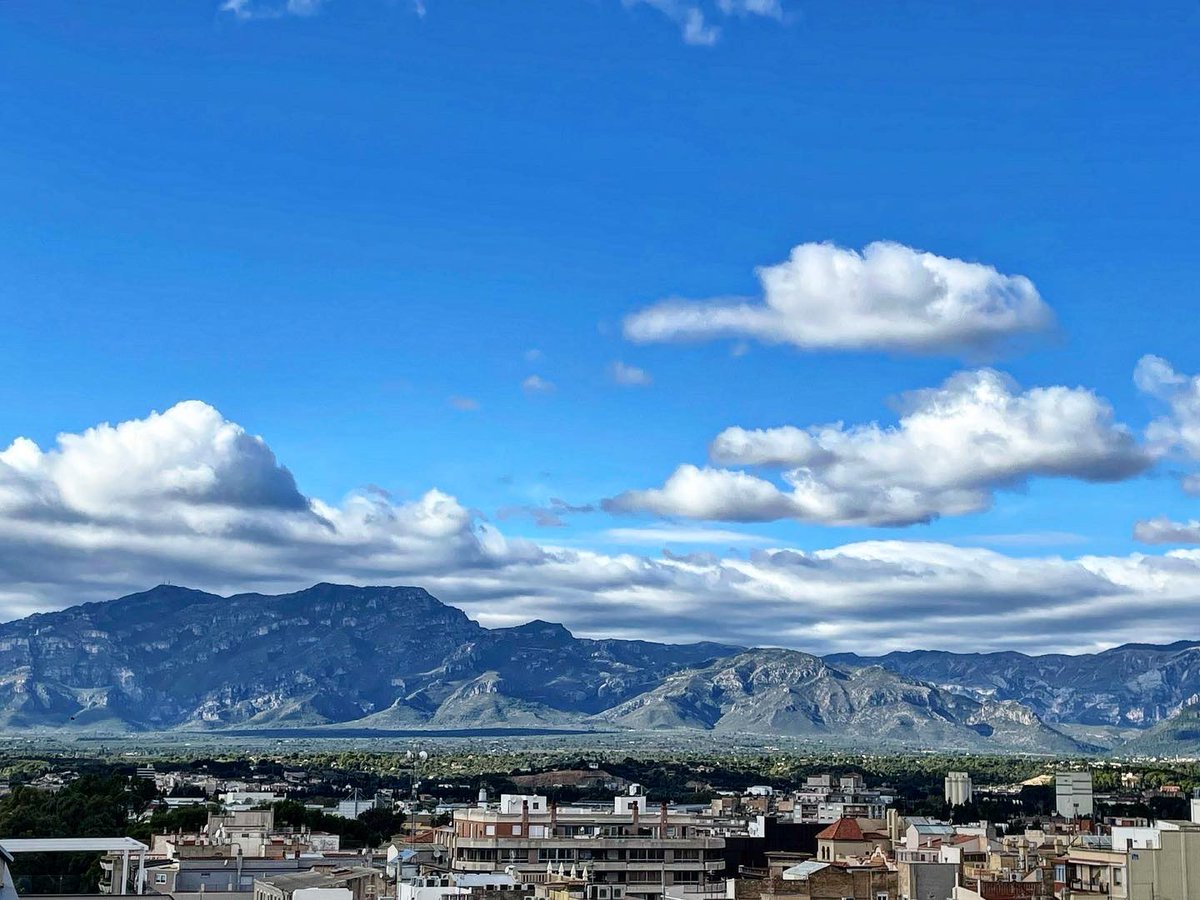 ERoigM's tweet photo. Imponent lo #Port avui #desdecasa un #diumenge amb la #cella que ens avisa del fort #ventdedalt #tortosa #acasa #massisdelsports #terresdelebre #massis #paissatgesdecatalunya #paissatge #natural #urba #periurban #parcnaturaldelsports https://t.co/ygD4mP4a0f