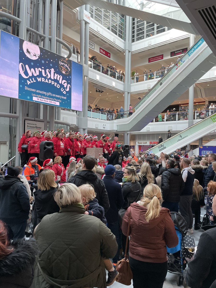 SarahPQuay's tweet photo. Heโs arrived ๐
๐ผ
Santa Arrival Parade 2022 organised and ran by @PrincesQuayHull ~ supported by @HullBID @Hullccnews thousands joined together to welcome the big man in red today โฅ๏ธ #hull #santaarrival https://t.co/uWRugEYSrR