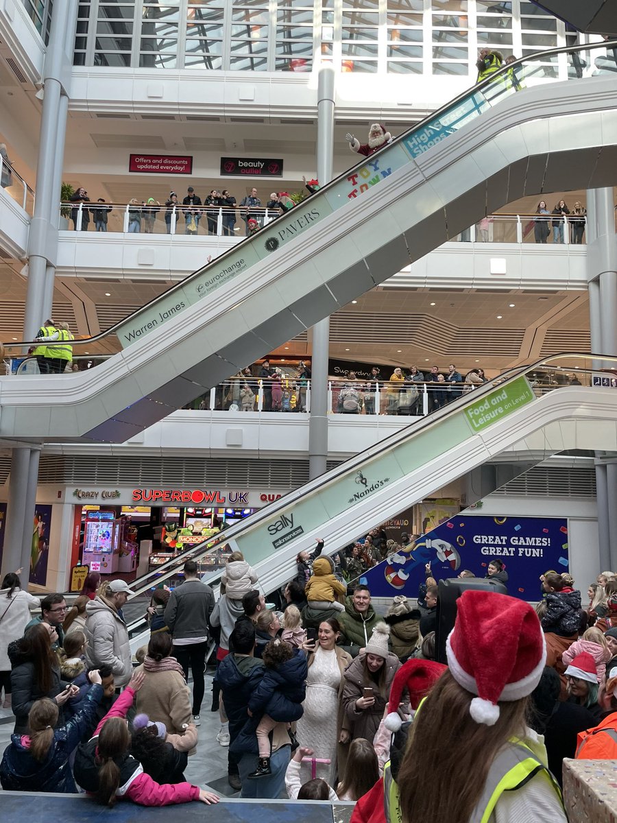 SarahPQuay's tweet photo. Heโs arrived ๐
๐ผ
Santa Arrival Parade 2022 organised and ran by @PrincesQuayHull ~ supported by @HullBID @Hullccnews thousands joined together to welcome the big man in red today โฅ๏ธ #hull #santaarrival https://t.co/uWRugEYSrR