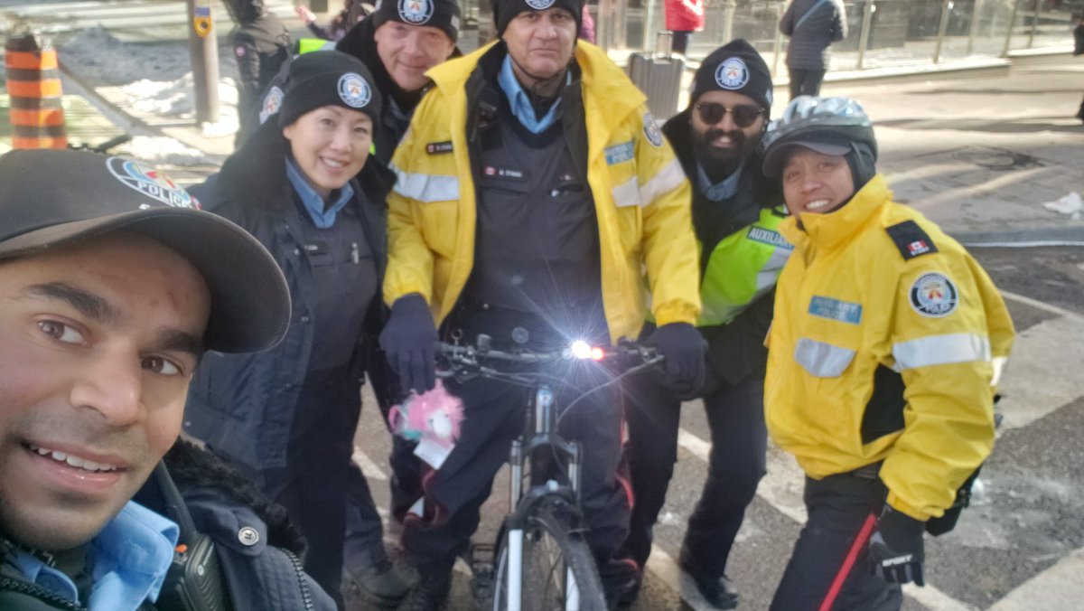 42DAuxSSgt's tweet photo. The annual Santa parade is back after 2 years, Auxiliary team are out to assist the event. https://t.co/j1bY0Z9QEi