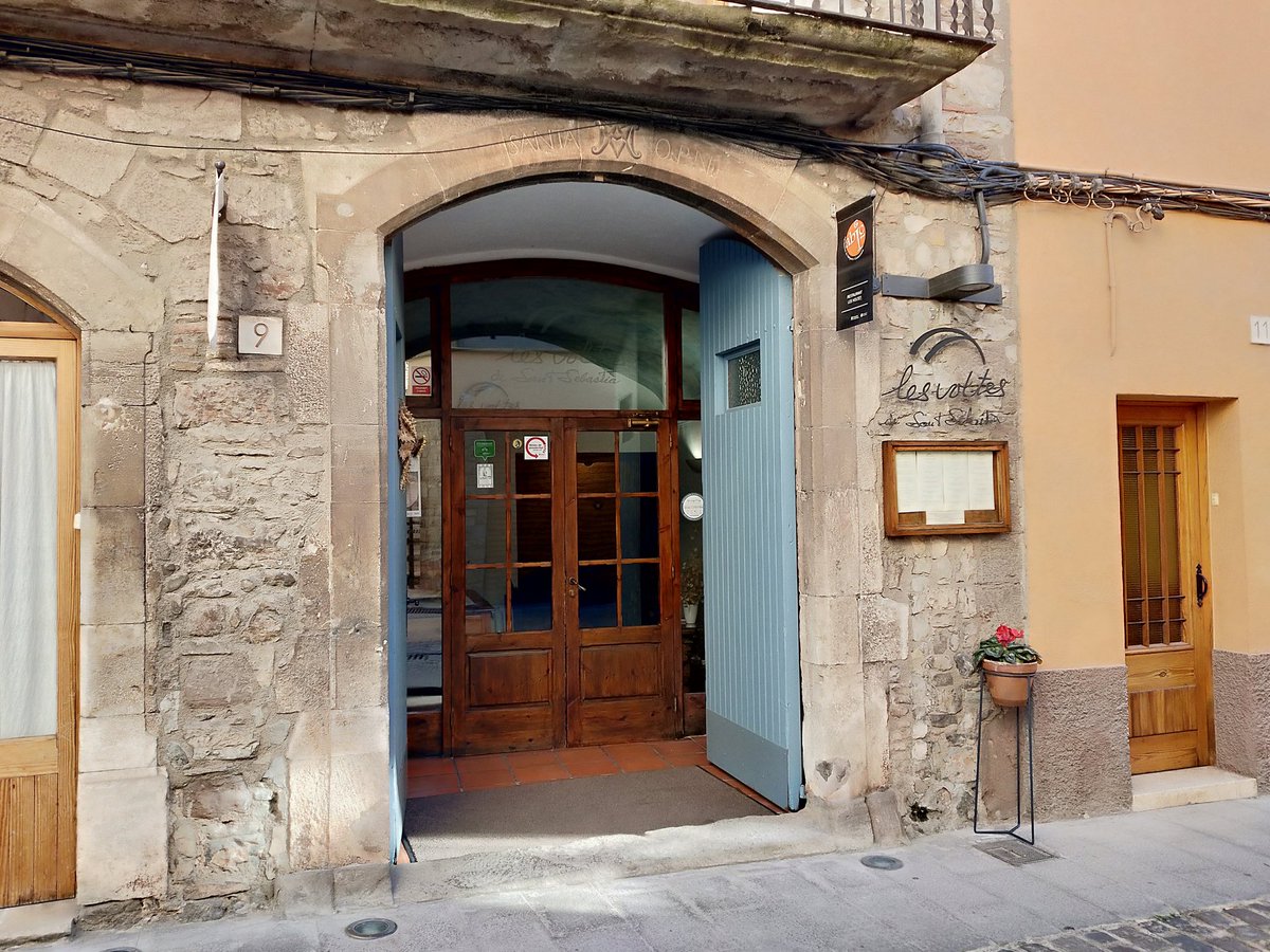 No us perdeu el restaurant #lesvoltesdesantsebastià a Moià. Productes de la zona, plats amb tòfona i carns ecològiques.
Molt bona relació qualitat-preu. 
La cuina de <a href="/janfargas/">Jan Fargas Gallés</a>. 
El que em fa més feliç és menjar bé, soc taure. Hedonista de cap a peus. 😜