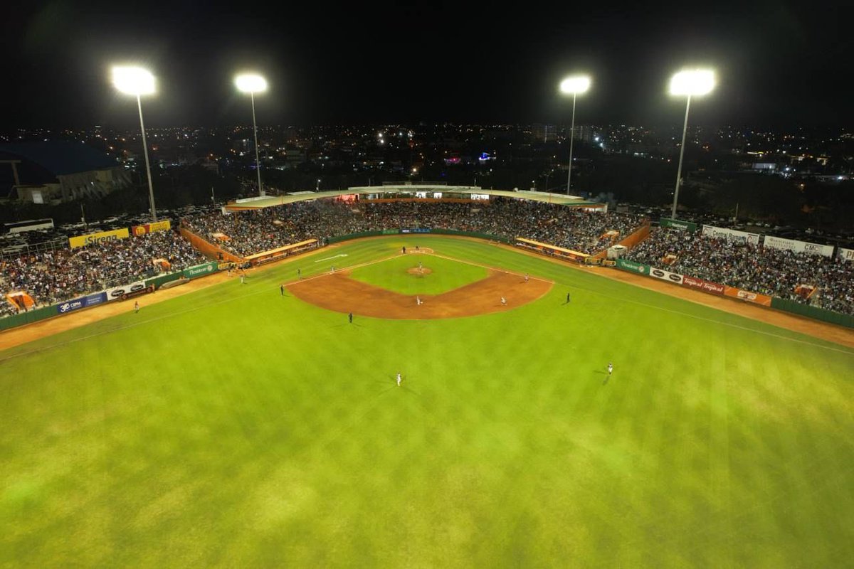 DiegoGuzmanRD's tweet photo. Anoche el ambiente en el estadio Francisco A. Micheli fue de película, dos Dj’s en vivo, a casa llena, animación, fuegos artificiales, sorteos, simplemente espectacular. 🔥🧡

¡Felicidades @TorosdelEste por brindar al fanático una gran experiencia, que fue coronada con victoria! https://t.co/NtnoDG3WxV