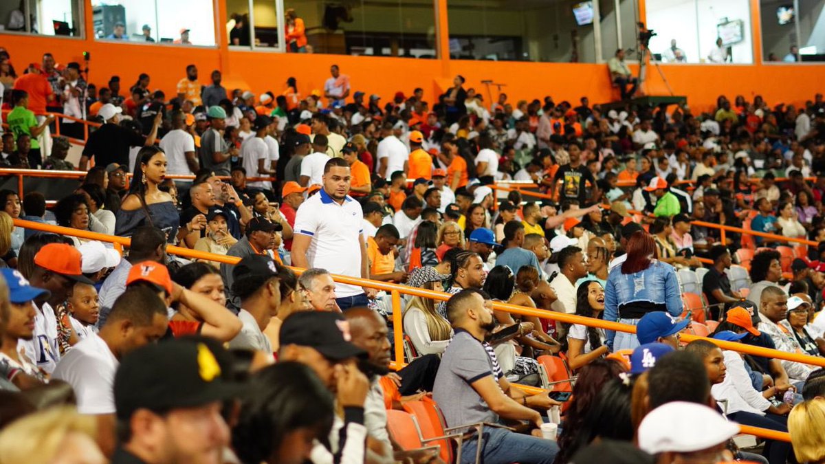 DiegoGuzmanRD's tweet photo. Anoche el ambiente en el estadio Francisco A. Micheli fue de película, dos Dj’s en vivo, a casa llena, animación, fuegos artificiales, sorteos, simplemente espectacular. 🔥🧡

¡Felicidades @TorosdelEste por brindar al fanático una gran experiencia, que fue coronada con victoria! https://t.co/NtnoDG3WxV