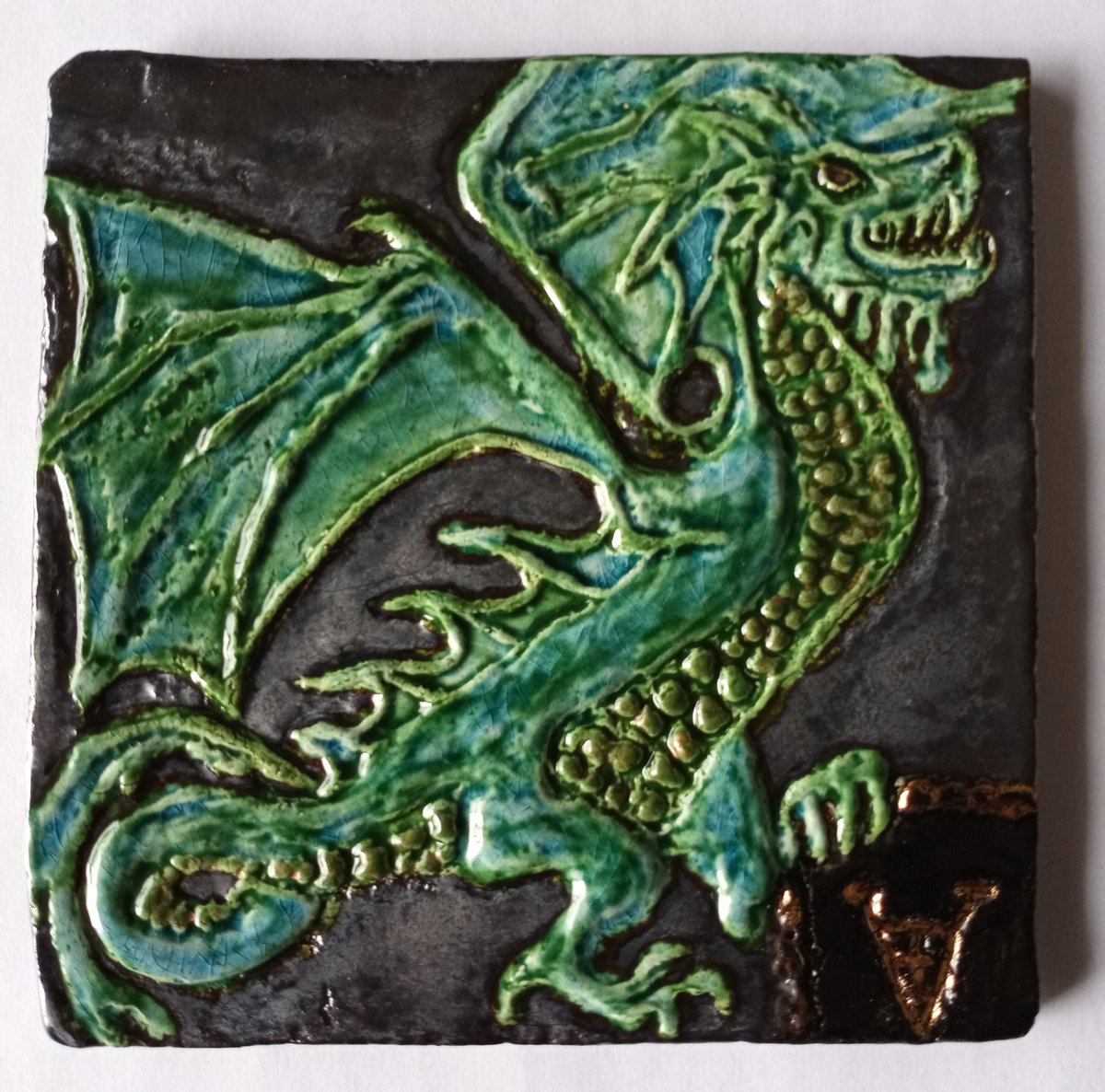 dragonchimes's tweet image. Green Dragon Ceramic Tile 4.75'' x 4.75'' with Gold Highlights tuppu.net/793b4cb9 #GIFTIDEAS #POTTER #DragonTiles