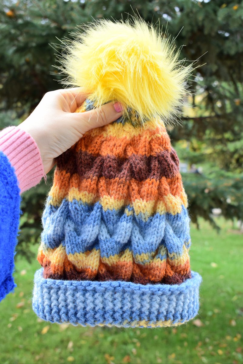 Joysmagicknits's tweet image. This cute beanie is still looking for a new home. 💛💙🧡
It's available in my Etsy shop and it's currently on sale. 🎁