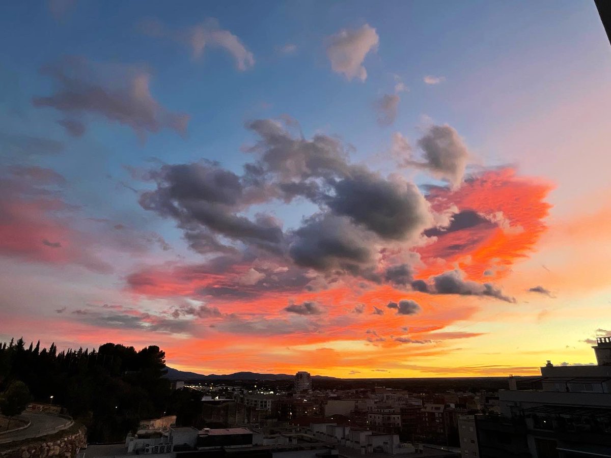ERoigM's tweet photo. #Capvespre a #Tortosa
avui #desdecasa un #diumenge amb la #cella que ens avisa del fort #ventdedalt #tortosa #acasa #massisdelsports #terresdelebre #massis #paissatgesdecatalunya #paissatge #natural #urba #periurban #parcnaturaldelsports https://t.co/XisE50Ec2C