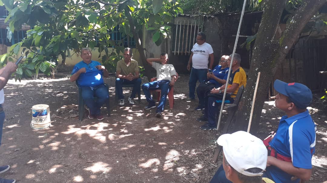 ADOrg_SPlanas's tweet photo. #20Nov22. En Unidad seguimos debatiendo el por qué debemos motivar la participación ciudadana en las primarias , así como el recordar las obras de la democracia. Desde La Miel parroquia Gustavo Vegas León decimos si a la Democracia , si a las Primarias #Unidad https://t.co/NUELx29Re8