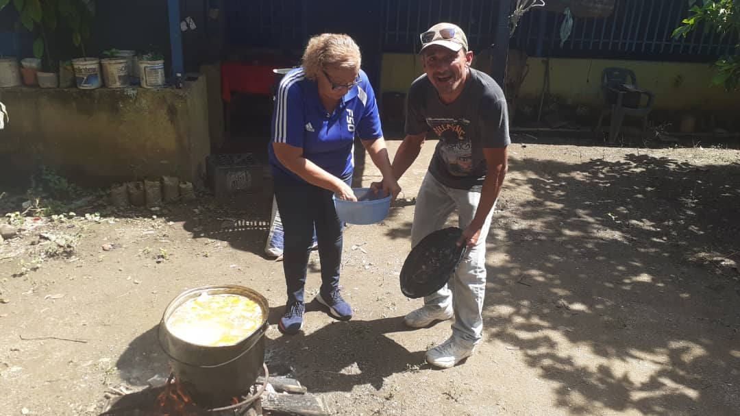 ADOrg_SPlanas's tweet photo. #20Nov22. En Unidad seguimos debatiendo el por qué debemos motivar la participación ciudadana en las primarias , así como el recordar las obras de la democracia. Desde La Miel parroquia Gustavo Vegas León decimos si a la Democracia , si a las Primarias #Unidad https://t.co/NUELx29Re8