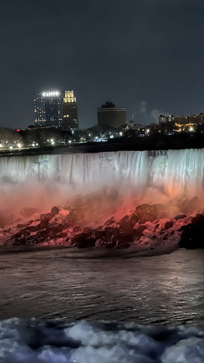 RahulVaiD786's tweet photo. @NiagaraFalls is the only place which you can see and visit anytime of the year . A small video taken by me last week @-2 degree C . 

#travel #niagra #falls #mark1051 https://t.co/A39MKAhkUG