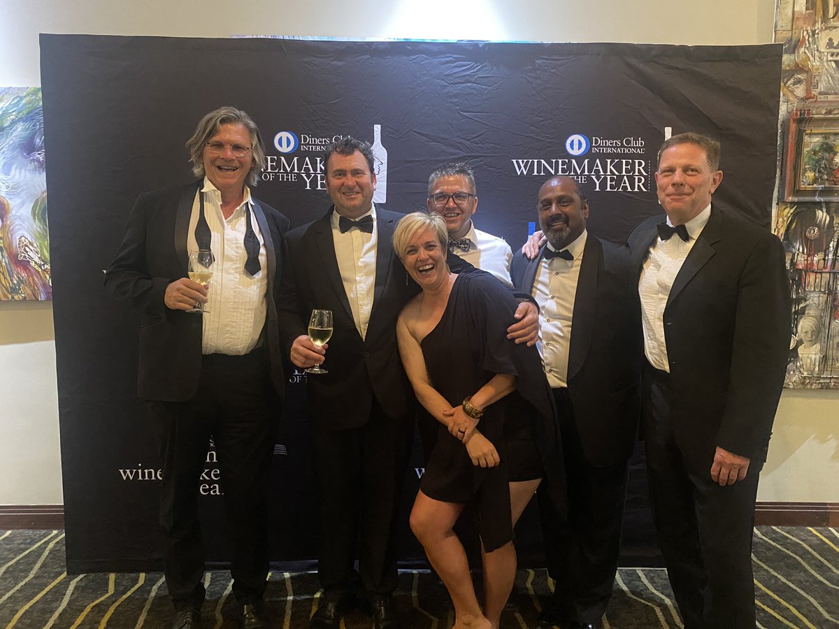 almar_creighton's tweet photo. @DinersClubSA #Dinerswinemakers what an evening and my wife likes to steal the show from the winemakers. Congrats to Konrad from @strandveld for winning the main prize! An awesome #sauvignonblanc Thank you @HesterHahn74 for everything you did! 😘 https://t.co/IMramiR7pr