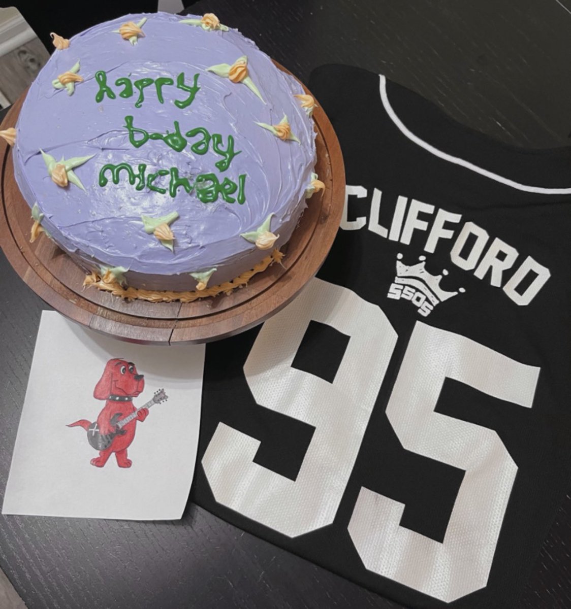 hewsonsgirl's tweet photo. HAPPY BIRTHDAY MICHAEL 🫶💐💞 
in honor of your bday i (ATTEMPTED) to bake a birthday cake for you ☹️🫶 
i love you so much and i hope you have the best birthday *HUGS* 🫂🫶💐 @Michael5SOS <3 https://t.co/UXV9mIS9pV