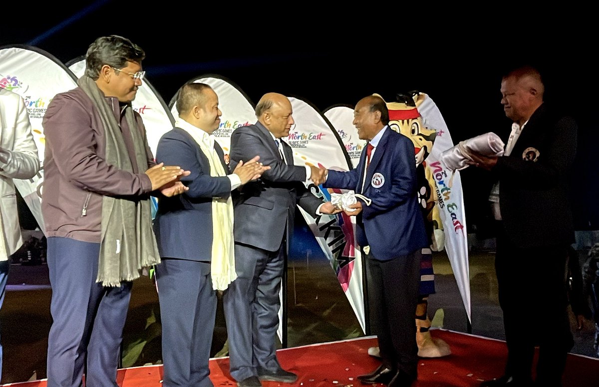 MeghOlympics's tweet photo. @JohnKharshiing #President @MeghOlympics & #SecretaryGeneral #NEOA handing over #NorthEastOlympicAssociation #flag to Mr. Neiyalie #Angami
Treasurer @NagalandOlympic #NagalandOlympicAssociation at the #Closing ceremony @neolygames 2022 @Neiphiu_Rio @SangmaConrad @iocmedia https://t.co/0ehIRkVQph