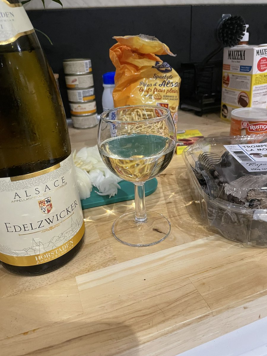 PhilippeDurr68's tweet photo. Quand on fait la cuisine, il est toujours préférable de goûter aux produits avant de les incorporer dans la préparation 🤪#vindalsace https://t.co/7dHZiMXamV