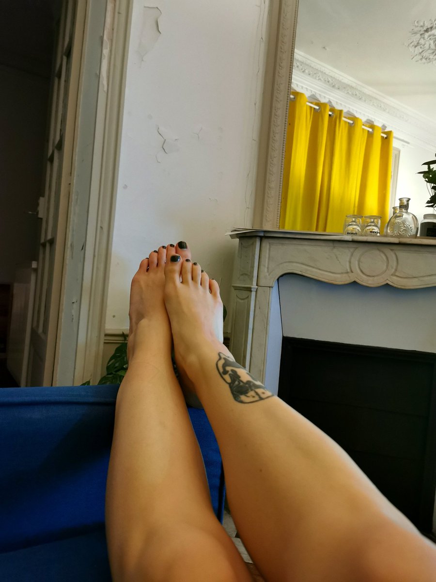 Charmiing_f's tweet photo. Le retour de la semaine... 😞
#feetfethish #feetpicsforsales #feet #pieds #PiedsNus #femmenue #nue #sexy #PicsOfFeet #photospieds #fetichistespieds https://t.co/LCTA8gTz07