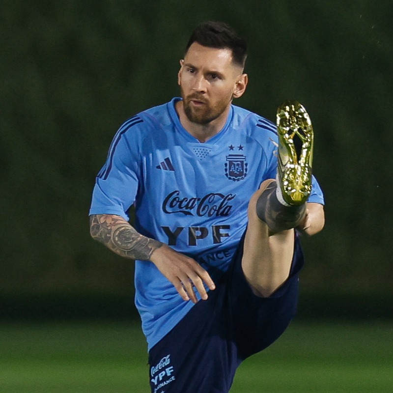 RMCsport's tweet photo. 🇦🇷 Soulagement en Argentine, Lionel Messi qui s’était entraîné à part samedi, a retrouvé l’entraînement collectif ce dimanche à deux jours du début du Mondial pour l'Albiceleste, qui affrontera l’Arabie saoudite mardi à 11h. Aucune gêne apparente.