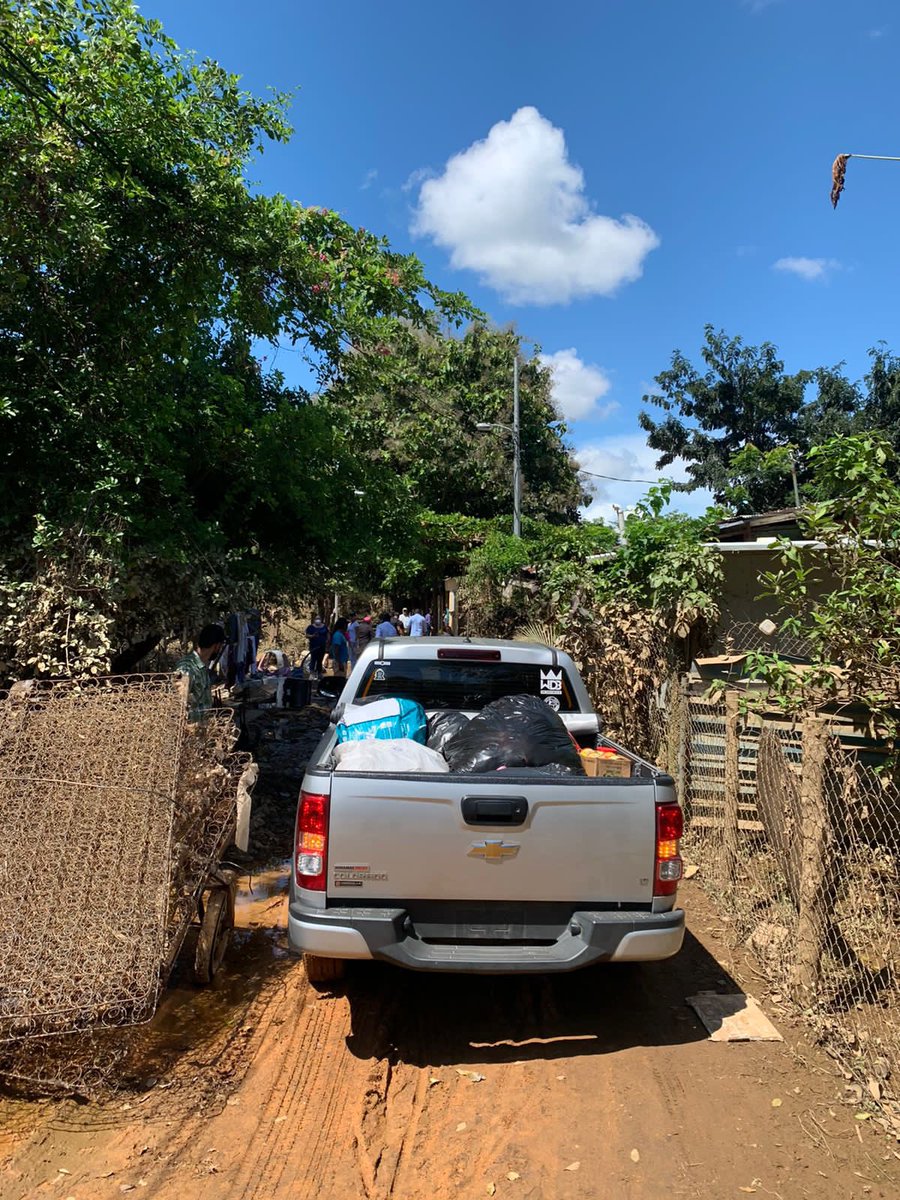 Llevando apoyo a familias afectadas por las inundaciones en la Villa de Los Santos. Nuestros hermanos necesitan más manos amigas. Sigamos ayudando, gracias Juventud @TripeaElCambio_ y <a href="/MarielaVega2014/">Mariela Vega</a>