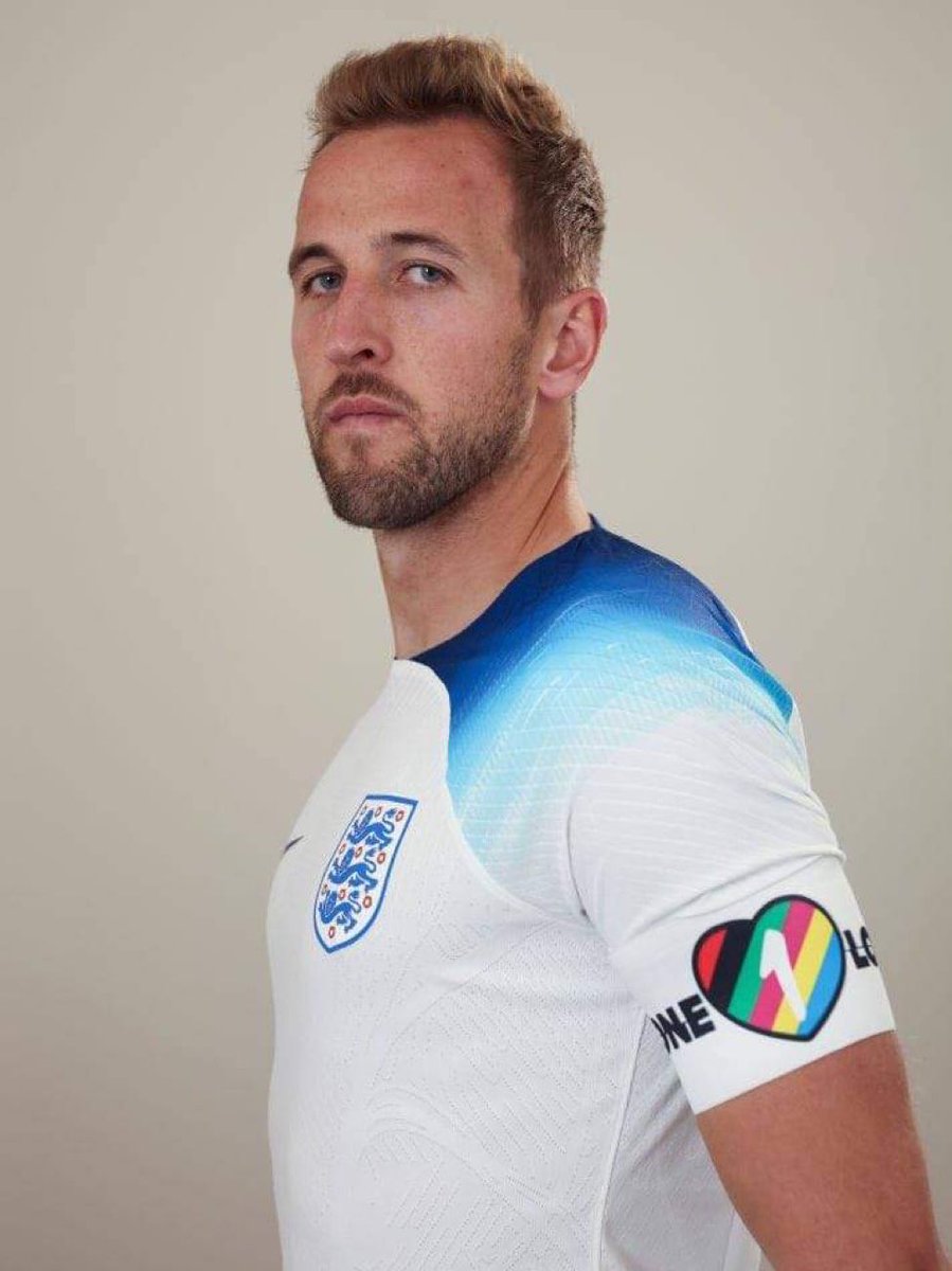 choquei's tweet photo. 🚨AGORA: FIFA proíbe Harry Kane, capitão da Seleção da Inglaterra, de usar a braçadeira “OneLove” na Copa do Mundo (o regulamento não permite) https://t.co/TBII4EQP3Q