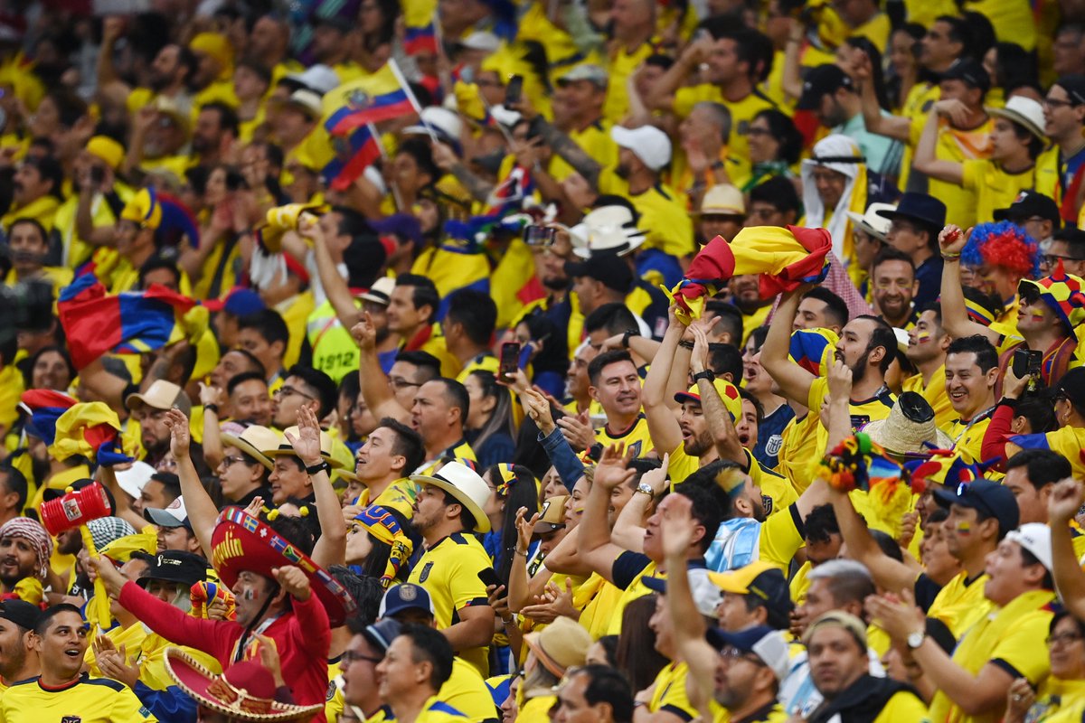 fifaworldcup_es's tweet photo. ¡Juegan 11, alientan 17 millones! #LaTri https://t.co/NuCpBd081v