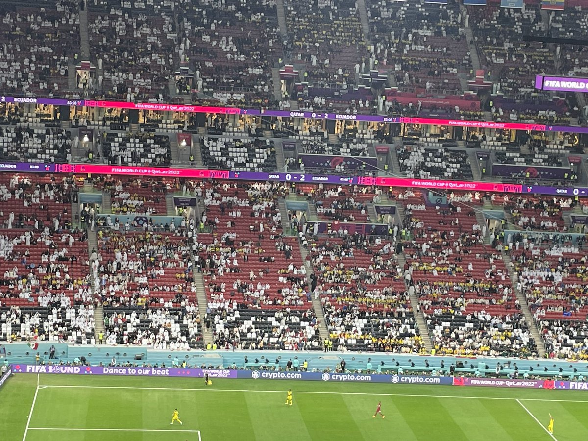 Speakern på arenan sa precis att publiksiffran på öppningsmatchen i VM är 67 000.
Al Bayt Stadium rymmer officiellt 
60 000 åskådare…