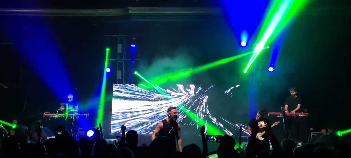 OBKoficial's tweet photo. Viva México Cabrones!!🇲🇽😎🤟🇲🇽
Los amo ❤️❤️❤️!! 
Gracias a todos ustedes anoche lo pudimos volver a gritar: no fue un concierto, fue una fiestaaaa!!🎉🎉🎉🎉
Hasta pronto y tú sigue asi!!😘❤️🙌🙌🙌

@artefaktor_radio 👏🏻👏🏻👏🏻

#mirazondeser #obktour2022 #cdmx🇲🇽 #historiasdeamor https://t.co/i1gh0jt9OA