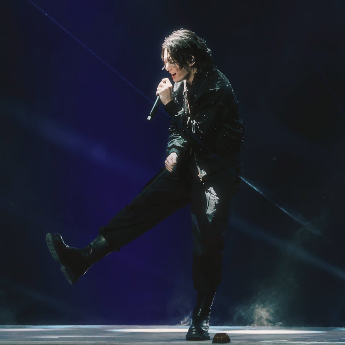 cristaldoyel's tweet photo. Si da vibras de Michael Jackson y aparte, me acorde de cuando la hermana de Michael les dijo a bts "si mi hermano estuviera aquí el seria fan de ustedes" https://t.co/AjQWWCUUji