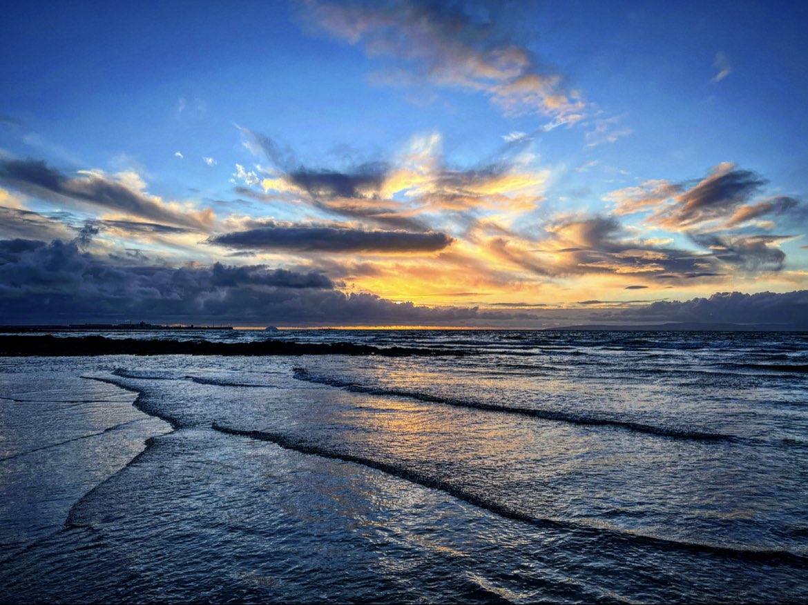 stoo_c's tweet photo. Sunday beach walk https://t.co/xz0ubd5tBa