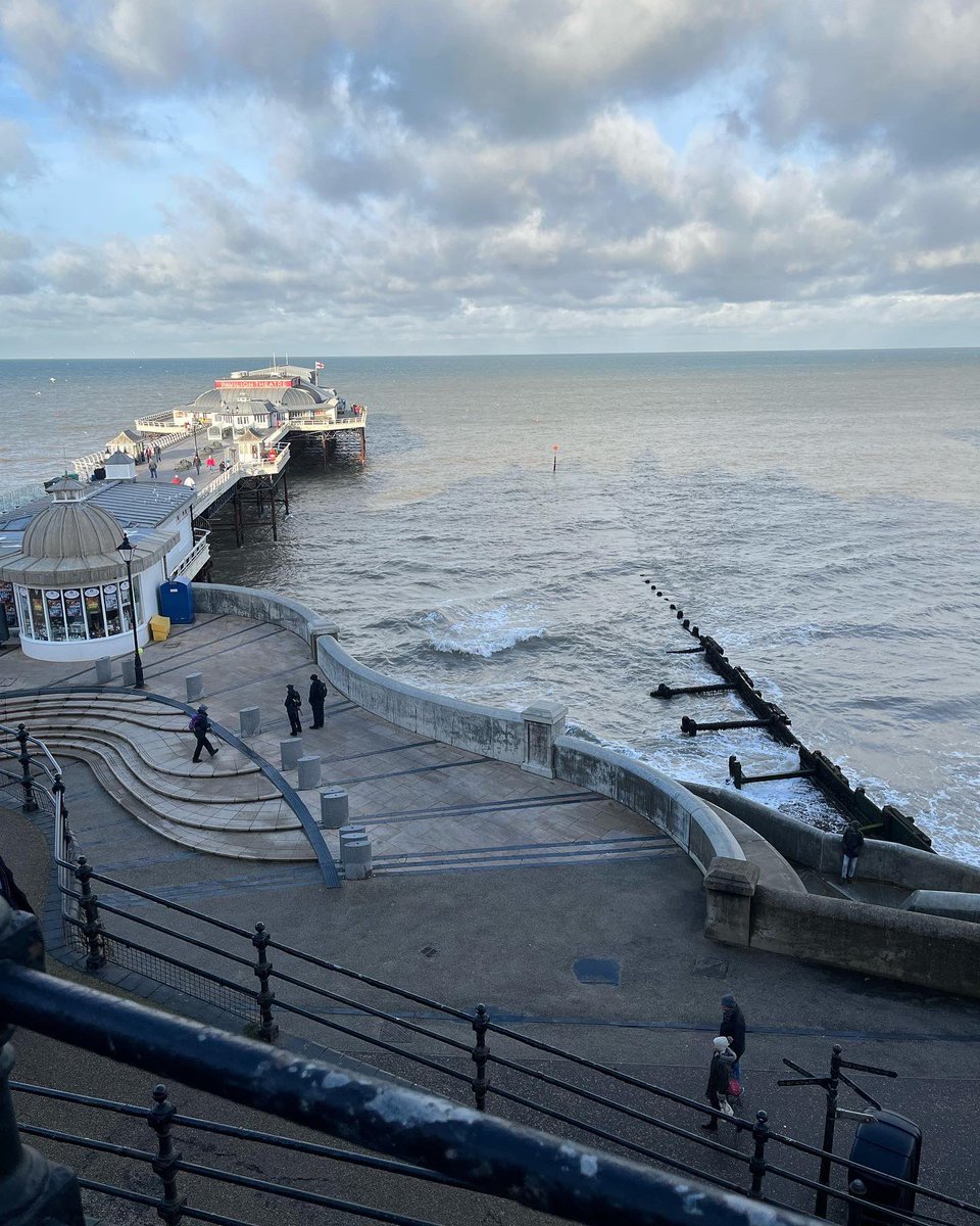 amandabarwick3's tweet photo. Afternoon in Cromer. Chips from Mary Jane’s and coffee at The Gangway. 👍😎 https://t.co/MMYYDLx62D