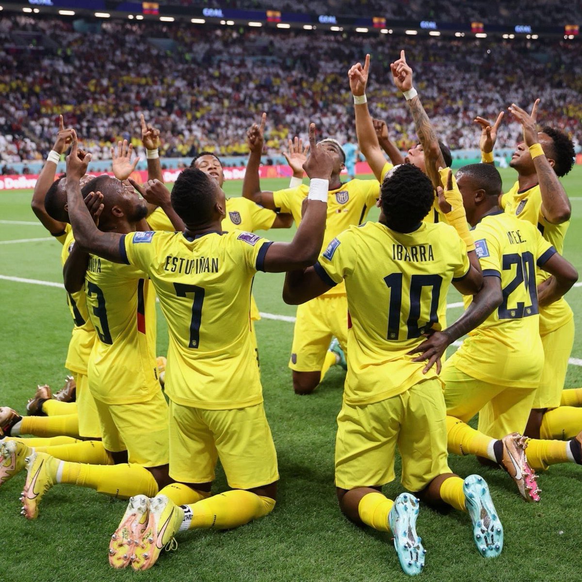 FaktaSepakbola's tweet photo. FT | #FIFAWorldCup  
Qatar 0-2 Ecuador

⚽️⚽️ Enner Valencia 16’ (P), 31’

Ecuador bungkam tuan rumah, Qatar di lagai pembuka Piala Dunia 2022 ini!🇪🇨😍🔥 https://t.co/RWh3RekMrn