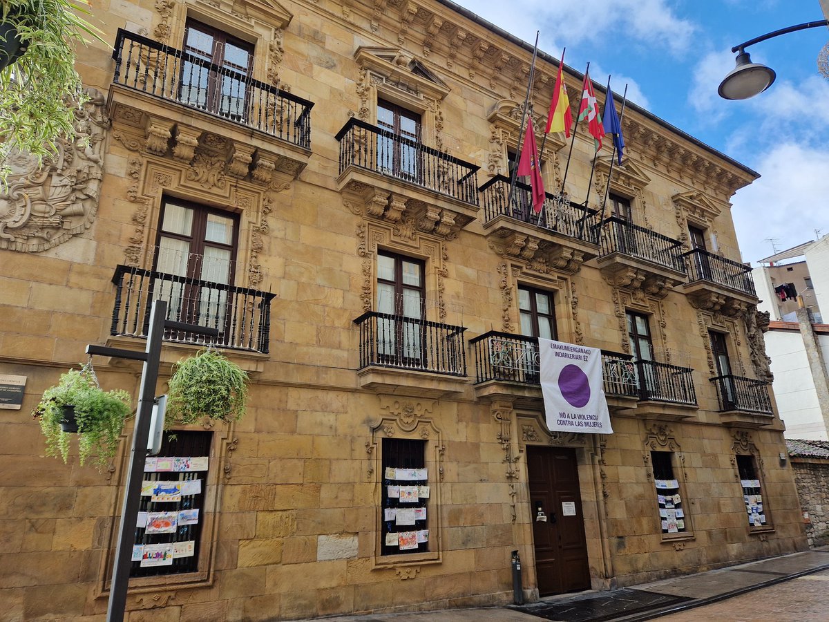 En el #DiaMundialdelaInfancia niñ<a href="/s/">『S』</a> de Ermua representados por todos los centros educativos, expresan su manera de entender sus propios derechos a través de estos bonitos dibujos.<a href="/unicef_eus/">UNICEF Comité Vasco</a> y <a href="/GobiernoErmua/">Gobierno Ermua</a> escuchan sus voces para crear una marea de empatía con la infancia.