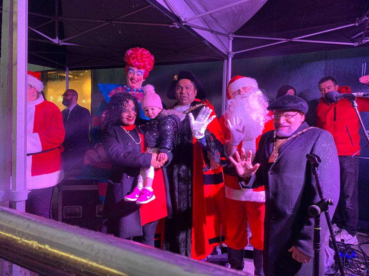 AmberUnnisa1's tweet image. Lovely afternoon in Rochdale to see the Christmas lights switch on
The lights,atmosphere,my friends, Alice &amp;amp; even the rain made it all magical 🌲❤❤
#magical