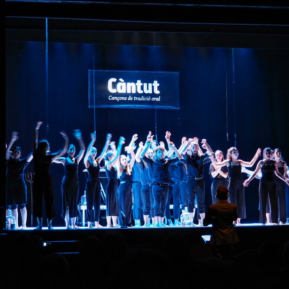 cantutmusica's tweet photo. Cants polifònics, electrònica i experimentació. L'espectacle #LesEines del @corjoveaunio, amb #MarcelBagés i #DavidSoler, porta a escena les melodies que es cantaven al camp a principis del s. XX 👇 https://t.co/StbOO7b85q